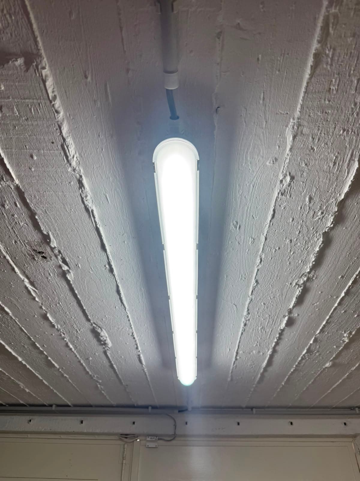 Réglette LED installée par VK Elec lors d'un chantier d'électricité générale