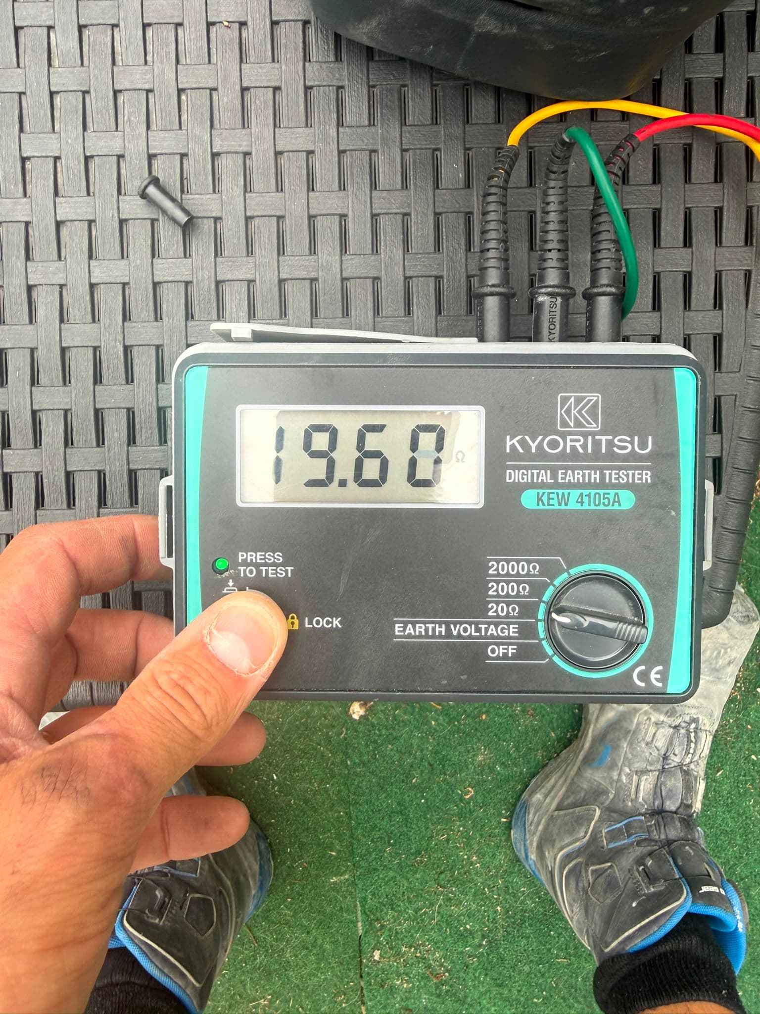 Mesure de la résistance de terre au contrôleur digital lors de la rénovation électrique à Genappe